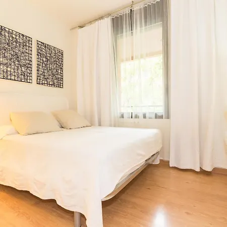 11jog1036 - Huge & Bright Train Station Apartment