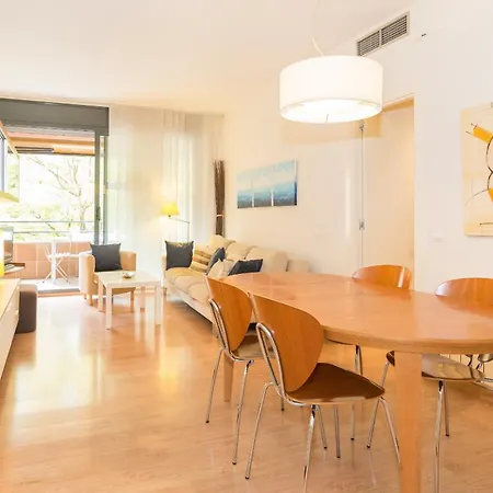 11jog1036 - Huge & Bright Train Station Apartment *